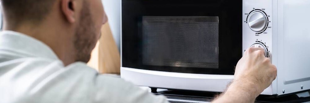 Mikrowellentür auf, zwei Minuten später der Gong und schon steht das Essen warm auf dem Tisch. Aber es gibt Lebensmittel, die man so auf keinen Fall aufwärmen sollte.