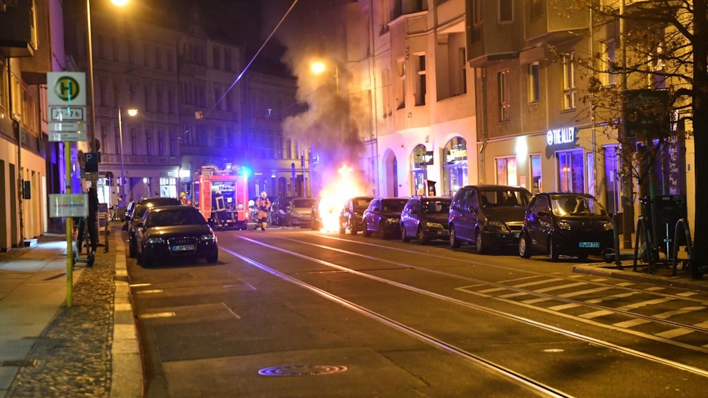 In der Neuen Schönhauser Straße ging gegen 3.30 Uhr ein Porsche-Geländewagen in Flammen auf.