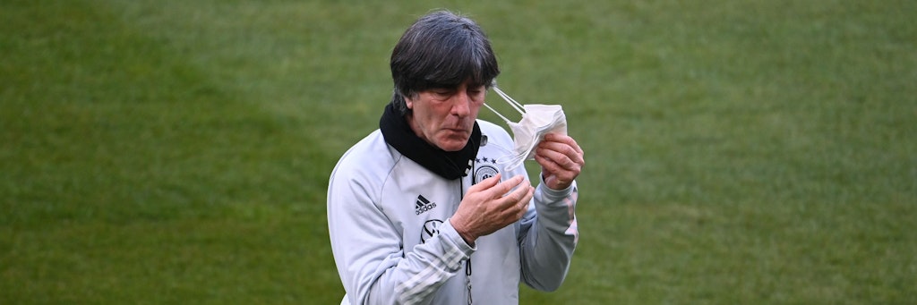 Jogi Löw ist zerknirscht. Vor dem Anpfiff hat er neue Sorgen, ein Corona-Fall im Nationalteam.
