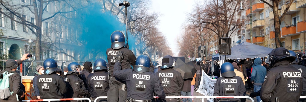 Die Polizei filmt die Demonstranten.