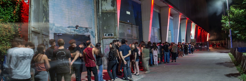 Vor Corona bildeten sich Schlangen von Wartenden vor dem Club Tresor Berlin.