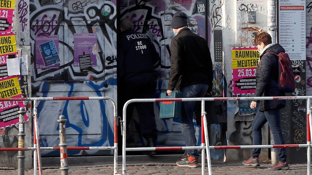 Die Gerichtsvollzieherin betritt das Objekt in der Reichenberger Straße.