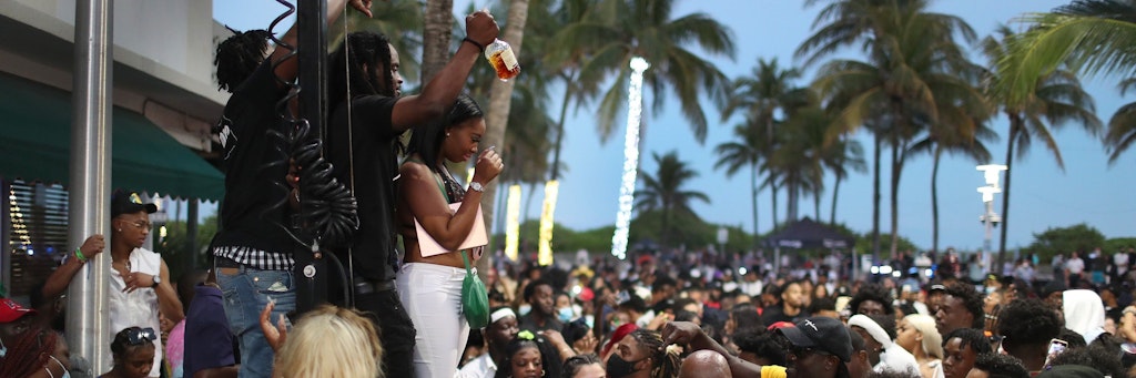 Tausende feiern ausgelassen in Miami Beach – trotz Corona. 