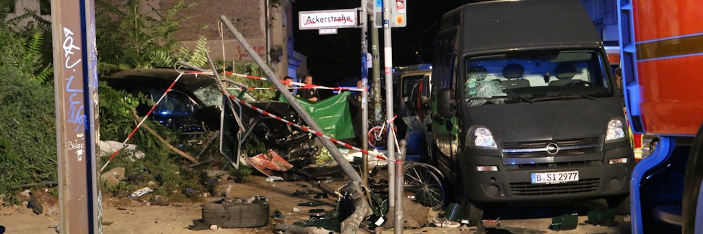 Der Todes-Porsche lag zertrümmert auf dem Gehweg: Vier Menschen starben seinetwegen.