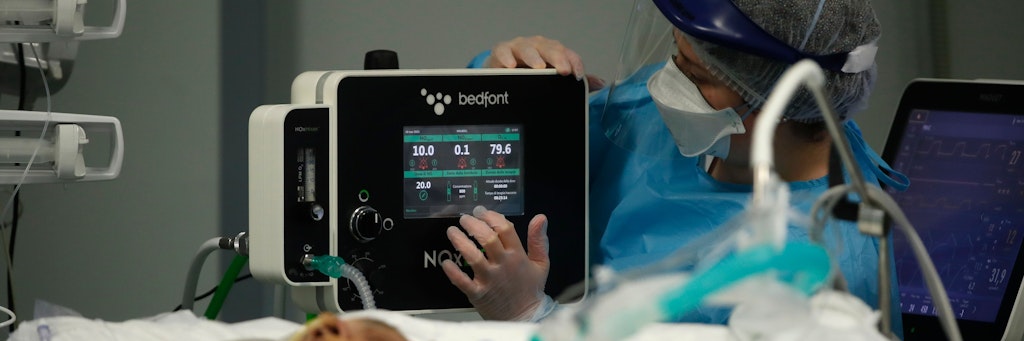  Ein Mitarbeiter des Gesundheitswesens versorgt einen Patienten in der Corona-Intensivstation.