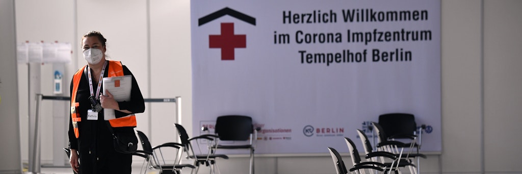 Im Corona-Impfzentrum Tempelhof soll in aktuellen Chargen mehr als die Hälfte der Spritzen betroffen sein.
