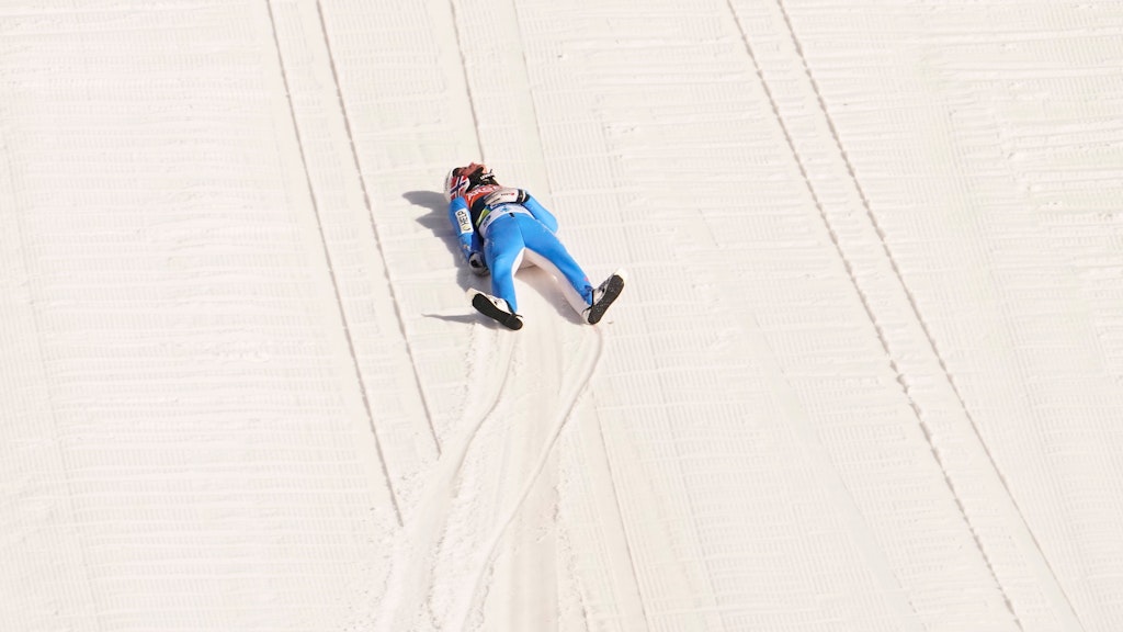 Top-Skispringer Daniel Andre Tande lag nach seinem Sturz regungslos auf der Schanze.