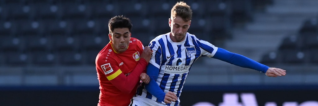 Lukas Klünter (r.) im Duell mit Leverkusens Nadiem Amiri. Hertha gewann überzeugend 3:0 gegen Bayer. 
