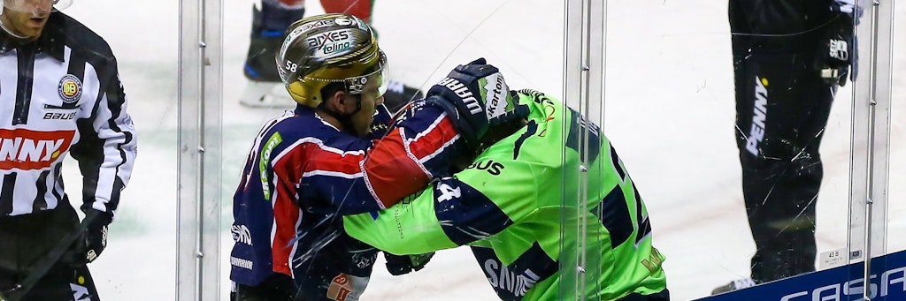 Eisbär Ryan McKiernan (l.) schnappt sich Ingolstadts Ellbogen-Checker Brandon DeFazio.