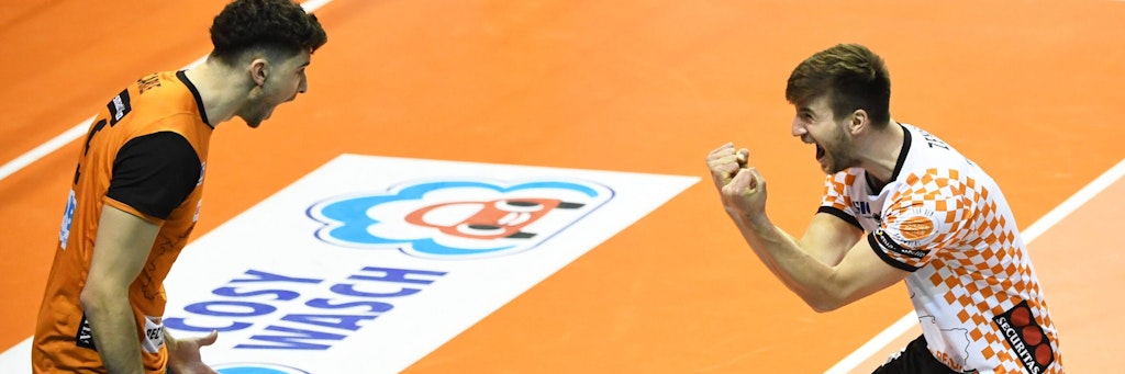 Wollen, dass die BR Volleys zum zehnten Mal ins Meiserschaftsfinale einziehen: Tim Carlé (l.) und Libero Julian Zenger. 
