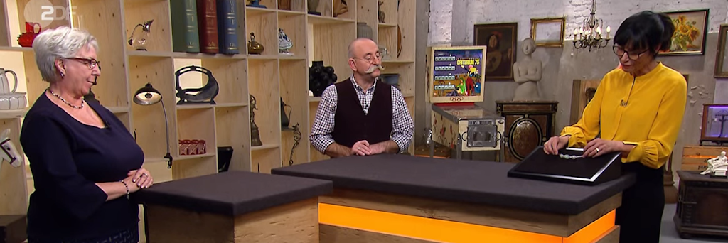 Bei der Expertise: Kandidatin Elisabeth Mewes, Moderator Horst Lichter und Schmuck-Expertin Heide Rezepa-Zabel im „Bares für Rares“-Studio.