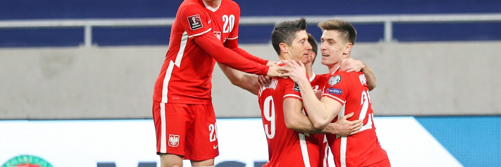 Kris Patek (r.) jubelt mit Bayerns Robert Lewandowski beim 3:3 gegen Ungarn.