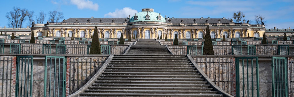 Die Sonne scheint auf das Schloss Sanssouci in Potsdam. Die große Treppe zum Schloss ist am Morgen noch leer. Jetzt drohen in Brandenburg wegen der Corona-Pandemie nächtliche Ausgangssperren. 
