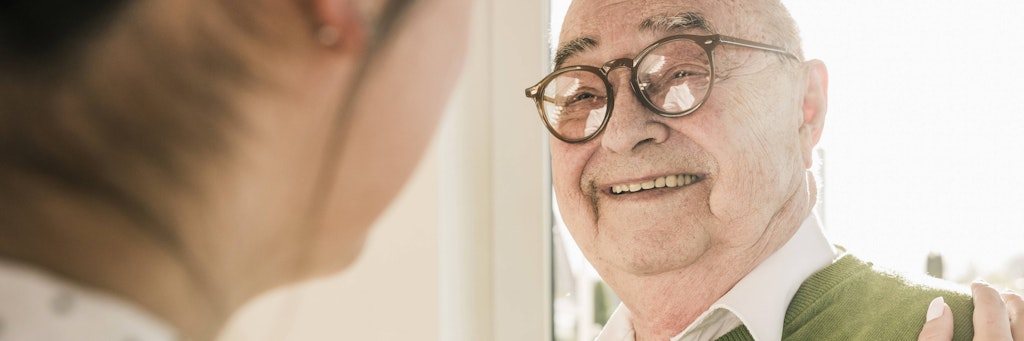 Selbst wenn Opa und Oma bereits geimpft sind, sollte man die Hygieneregeln einhalten. 