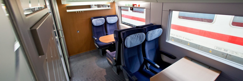 Blick in ein Abteil mit erweitertem Stellplatz für Kinderwagen in einem modernisierten ICE-2-Zug der Deutschen Bahn. 