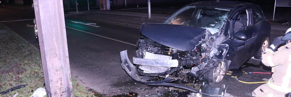 Nachdem das Auto gegen den Oberleitungsmast gekracht war, sah es ziemlich zugerichtet aus.