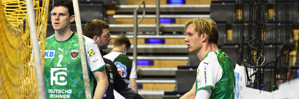 Entsetzen und Leere bei den Füchsen nach 60 verrückte Minuten: (v. l.) Simon Ernst, Trainer Jaron Siewert und Marian Michalczik. 