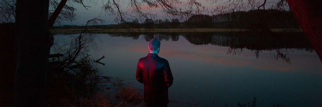 Dämmerung am Ufer des Oberuckersees: Irgendwo hier in Brandenburg liegen möglicherweise fünf getötete Menschen.
