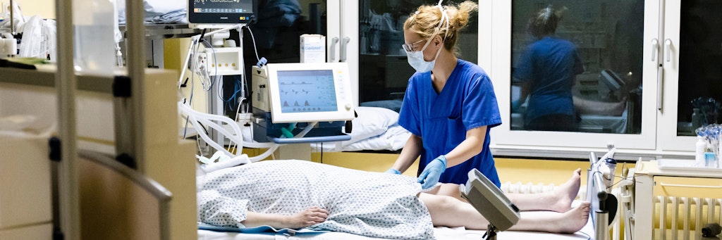 Eine Krankenschwester behandelt auf einer Intensivstation einen Corona-Patienten. 