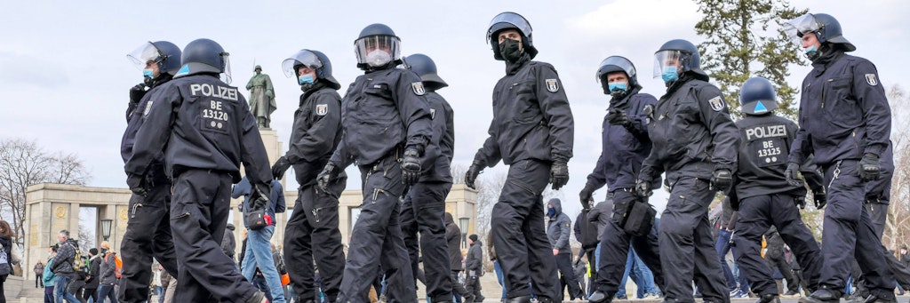 Polizisten begleiten an der Straße des 17.Juni in Berlin eine Demonstration von Kritikern der Corona-Politik. 