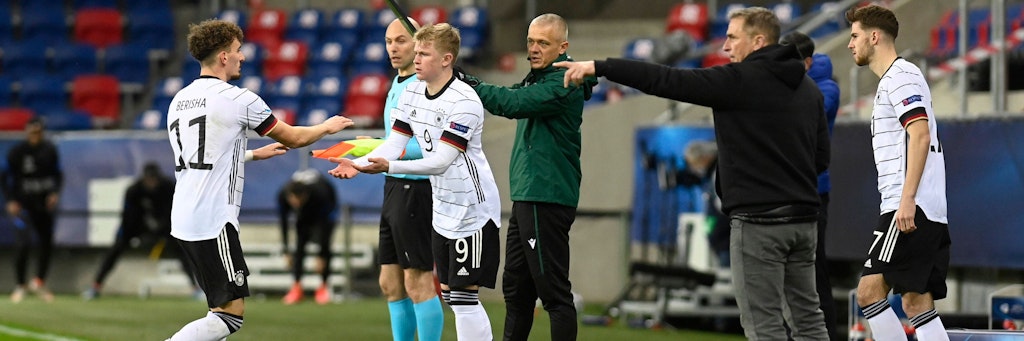 Das ist der Moment: Anton Stach (ganz rechts) kommt ins Spiel. Sein erstes Spiel für die U21-Nationalmannschaft. 