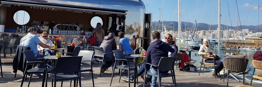 Ein Straßencafé in Palma de Mallorca: Trotz aller Appelle reisen etliche Deutsche auf die spanische Urlaubsinsel.