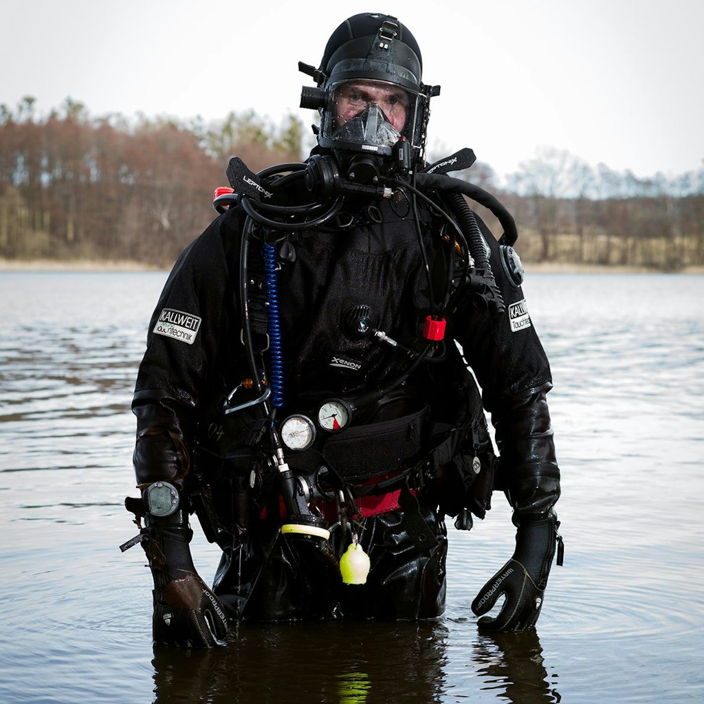 Taucher Niklas T. der Potsdammer Tauchereinheit kurz nach seinem Taucheinsatz im Oberuckersee.