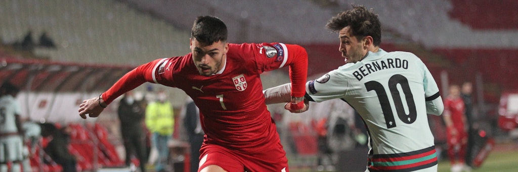 Herthas Serbe Nemanja Radonjic gewinnt klar das Laufduell gegen Portugals Bernardo Silva.