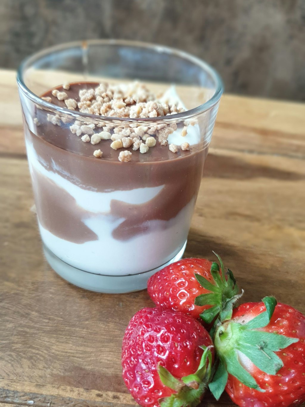 Sahnequark, Schokolade, Krokant - dieses Dessert lässt die Herzen alles Schleckermäuler höher schlagen.