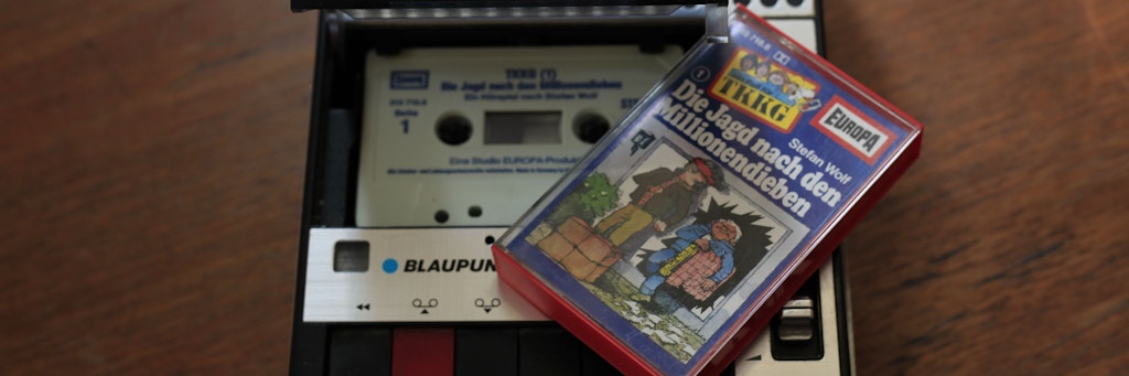 Eine Audiokassette der Jugend-Hörspielreihe „TKKG“ mit dem Titel „Die Jagd nach den Millionendieben“. 