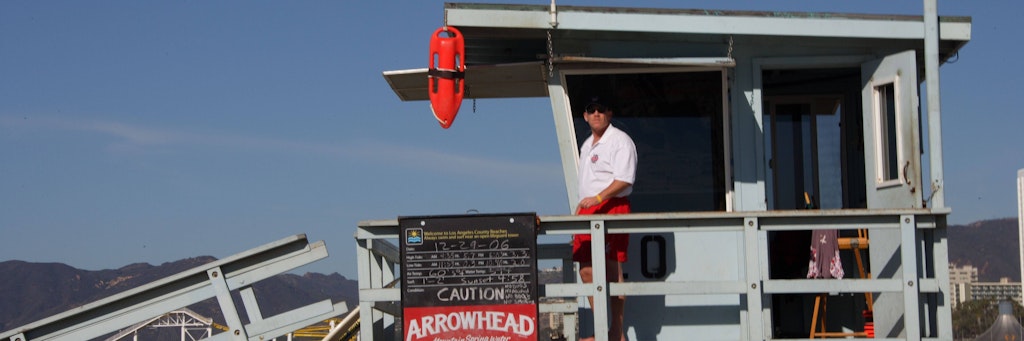 Lifeguard-Posten am Strand von Los Angeles, Kalifornien. 