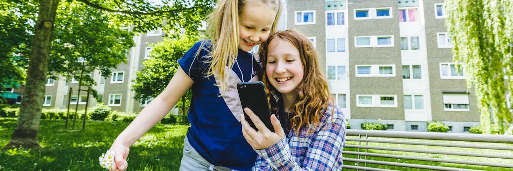 Junge Mädchen mit einem Smartphone in der Hand (Symbolbild).