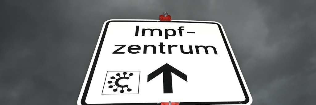 Ein Schild weist den Weg zum Impfzentrum (Symbolbild). 