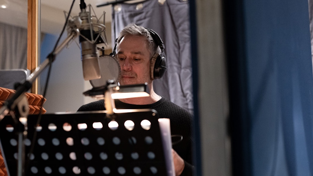 Manou Lubowski, Sprecher von „Klößchen“ in der Hörspielreihe „TKKG“, bei der Arbeit im Aufnahmestudio. 