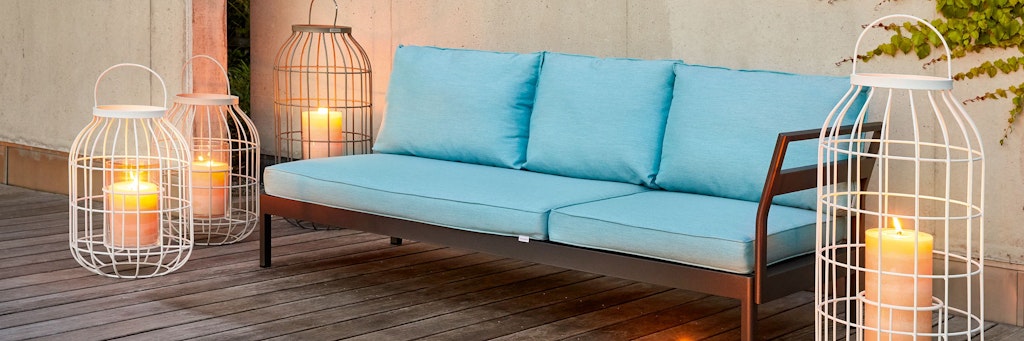 Leuchtende Farben setzen Akzente auf Balkon und Terrasse.