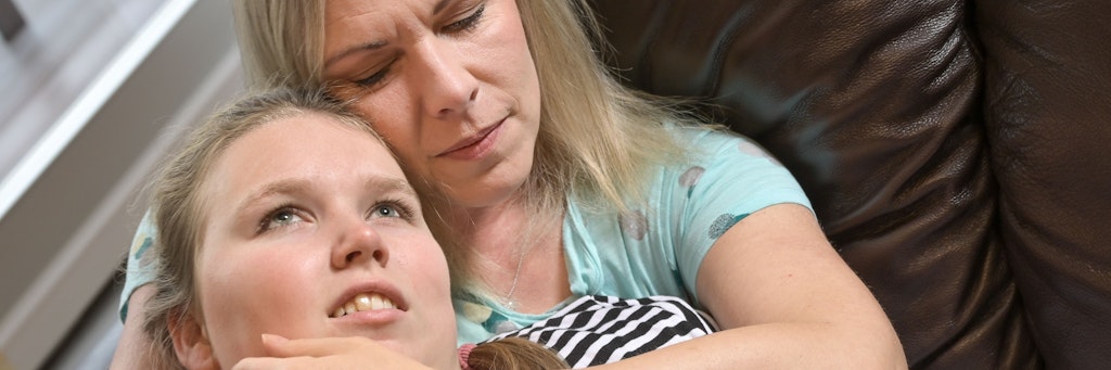 Vanessa und ihre Mutter Madeleine beginnen den Tag mit Kuscheln. Das ist für die 19-Jährige wichtig, um gut in den Tag zu starten.