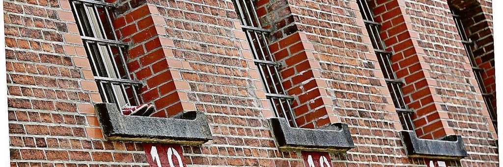 Die Fenster der Justizvollzugsanstalt Tegel.