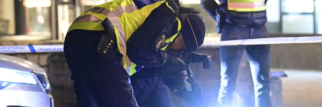 Ermittler an einem Tatort in der südschwedischen Stadt Vetlanda. Ein Angreifer verletzte mehrere Menschen mit einer Art Stichwaffe. 