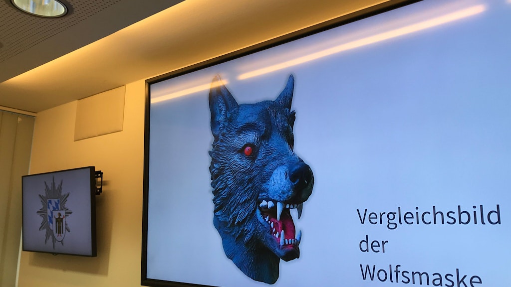 Mit einer Wolfsmaske wie dieser vergewaltigte der Mann sein Opfer.