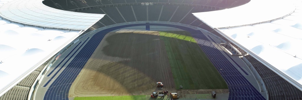 Der Nächste bitte! Der Rasen im Olympiastadion muss nach nur dreieinhalb Monaten wieder ausgetauscht werden.