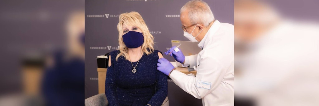 Dolly Parton bekommt „ihre“ Moderna-Impfung.