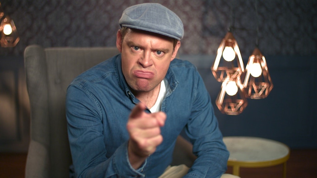 Kinski-Parodist Max Giermann muss sein Gesicht schon arg verbiegen, um nicht zu lachen.