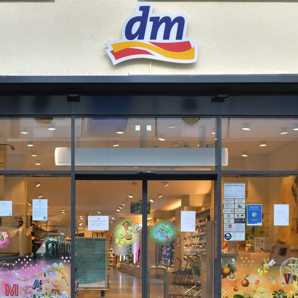 Die Drogerie-Kette dm wollte ursprünglich die Selbsttests ab 9. März verkaufen.