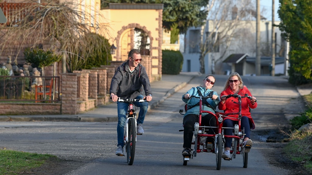 Familienausflug bei schönem Wetter mit Therapietandem und Fahrrad. 