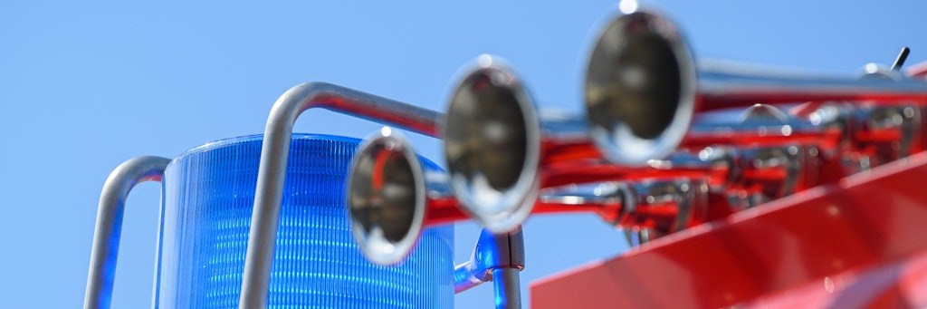 Blaulicht und Martinshorn auf Wagen der Feuerwehr (Symbolbild)