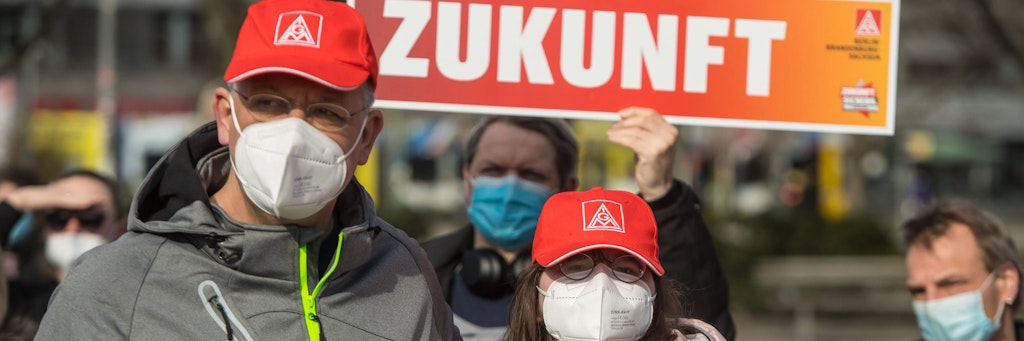 Kundgebung der Gewerkschaft IG Metall vor dem Roten Rathaus in Berlin-Mitte. 
