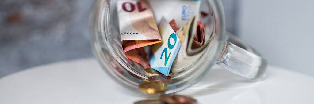 Monatlich eine größere Summe aufs Tagesgeldkonto zu überweisen, kann schwerfallen. Überlisten Sie sich selbst mit kleinen Geldspar-Tricks, die garantiert nicht wehtun.