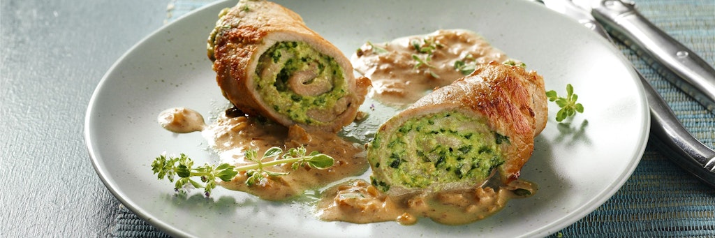 Die leckeren Kalbsröllchen werden mit einem Pesto aus Basilikum, Thymian und Mandeln gefüllt und in einer feinen Weißweinsauce geschmort. 