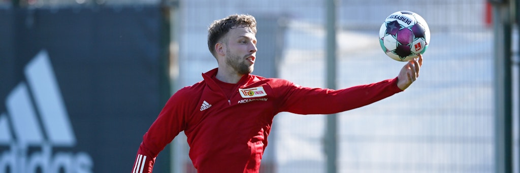 Kann es nicht nur mit Fuß oder Kopf, sondern zeigte auch Fingerfertigkeiten: Unions Verteidiger Marvin Friedrich.