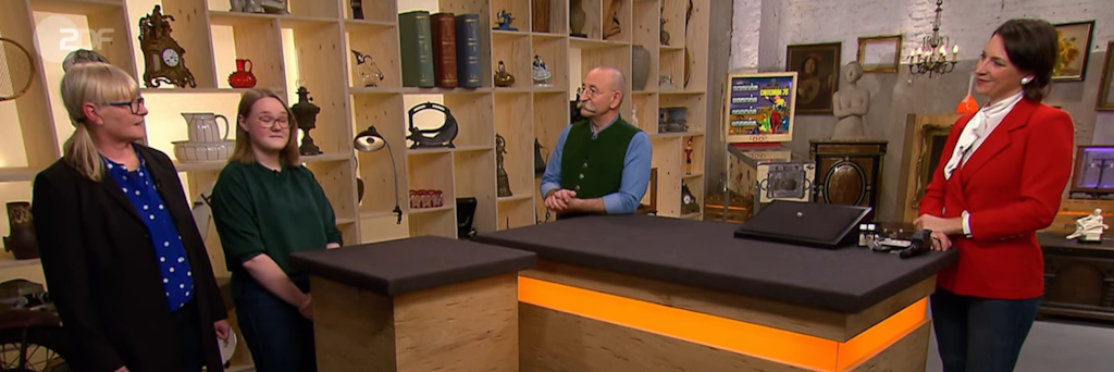 Bei der Expertise im „Bares für Rares“-Studio: die Kandidatinnen Birgitta und Miriam, Moderator Horst Lichter und Schmuck-Expertin Wendela Horz.